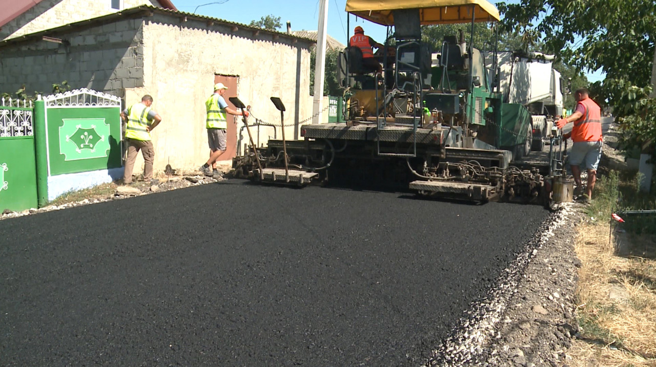 „Europa este aproape” la Hârtopul Mare: Asfalt turnat pe un drum local ce nu a mai fost reparat de 30 de ani