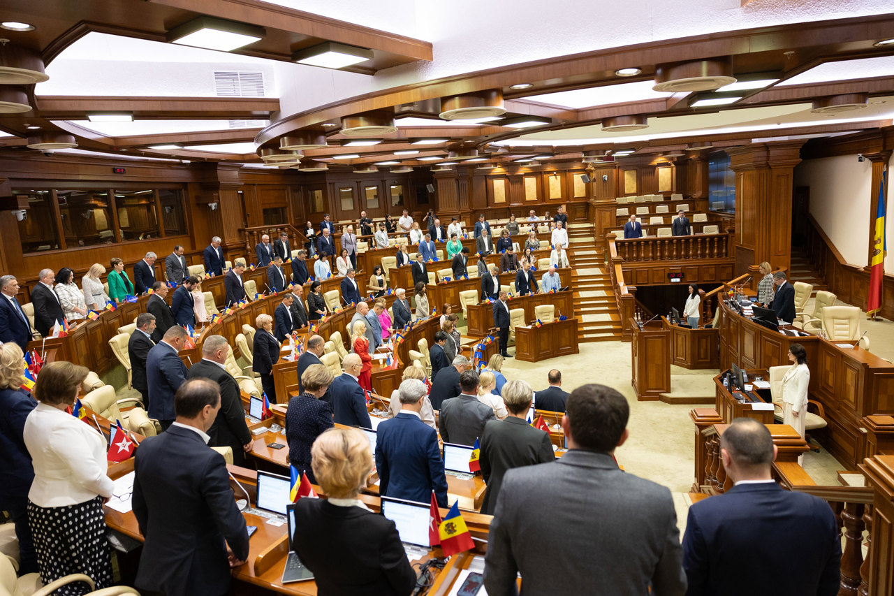 Minut de reculegere în Parlament în memoria victimelor intemperiilor 