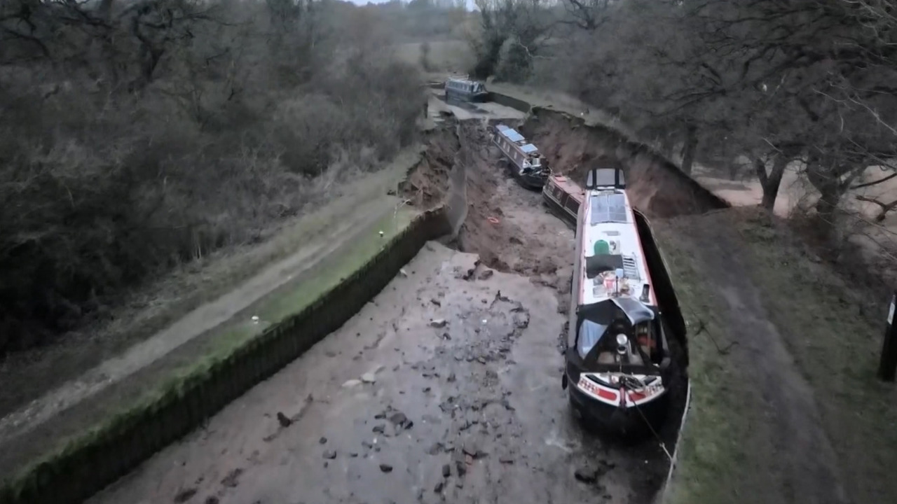 Canal surpat în vestul Angliei: mai multe bărci înghițite de o groapă uriașă