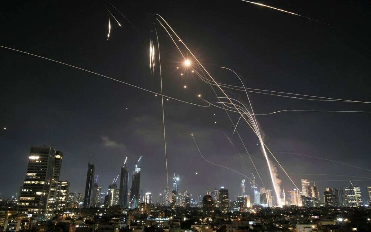 Explozii pe cerul Tel Aviv-ului. Iranul a ripostat lansând către Israel zeci de rachete balistice