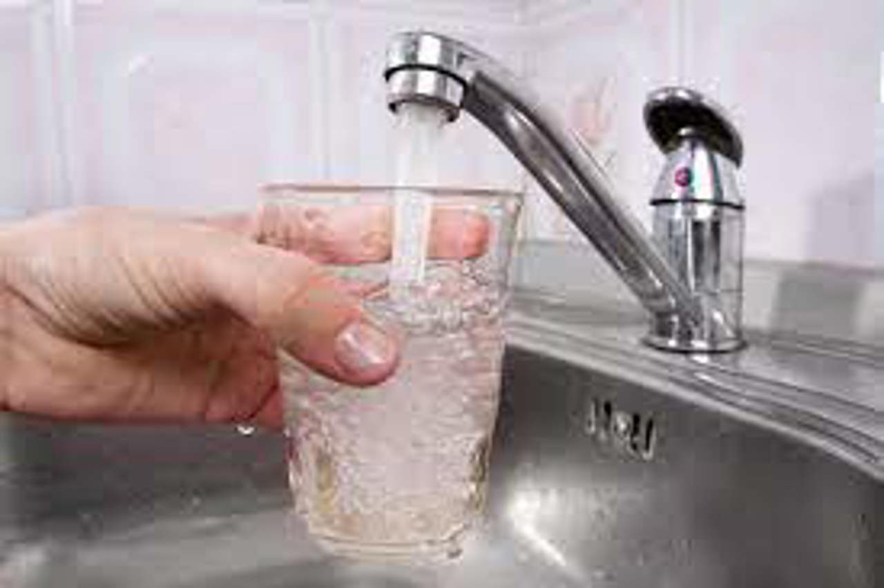 Mai mulți locuitori din Căușeni se plâng de calitatea proastă a apei de la robinet