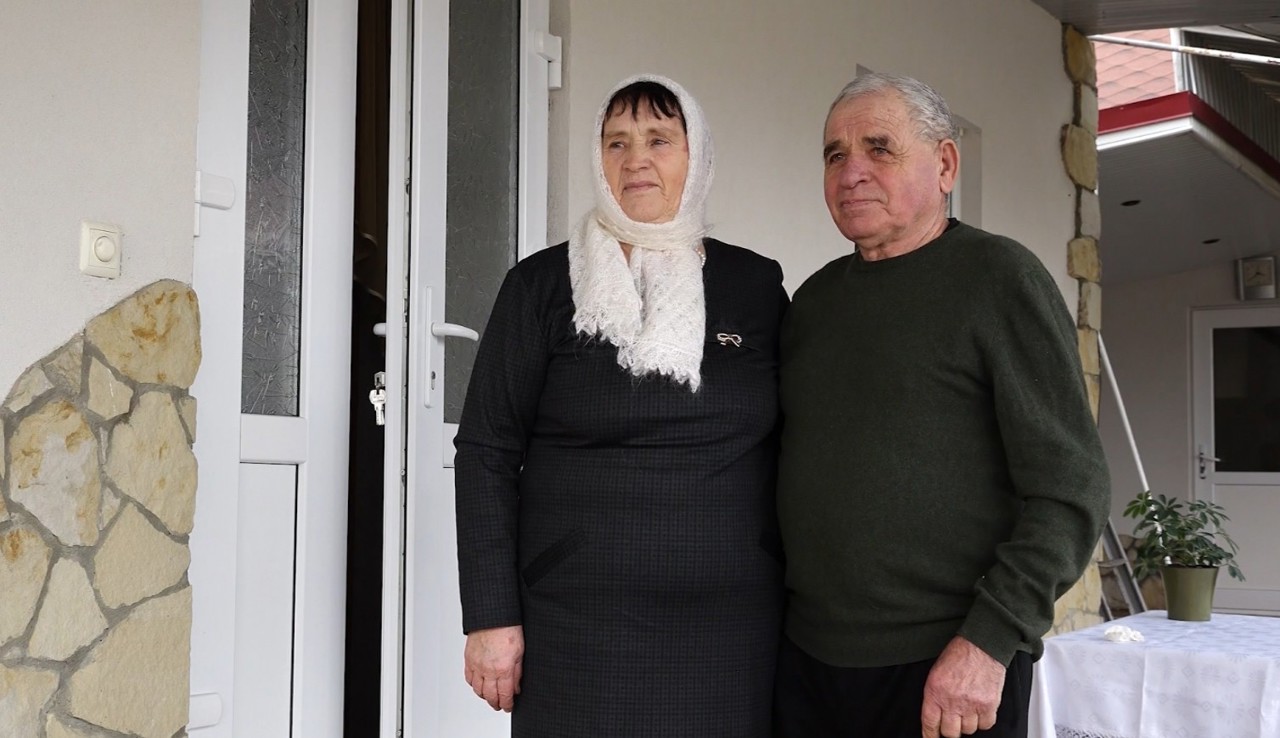 Fiecare colț din gospodărie păstrează amintirea unei munci făcute în doi, exemplul unui cuplu din comuna Coșcodeni  