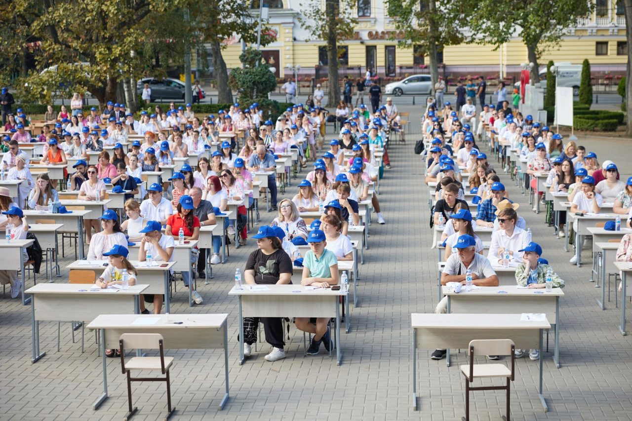 Cetățenii moldoveni, îndemnați să se înregistreze până pe 27 august pentru a participa la Marea Dictare Națională