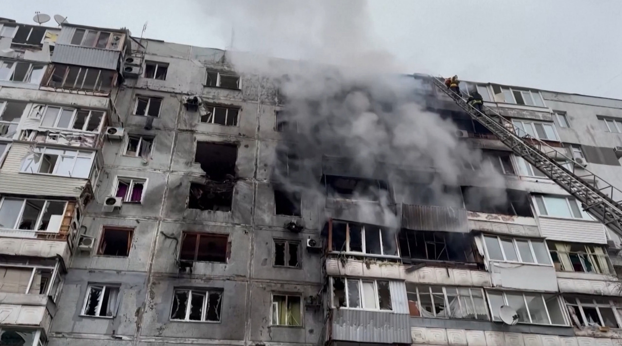 Atac cu drone asupra orașului Zaporojie: bloc de locuințe în flăcări, patru răniți