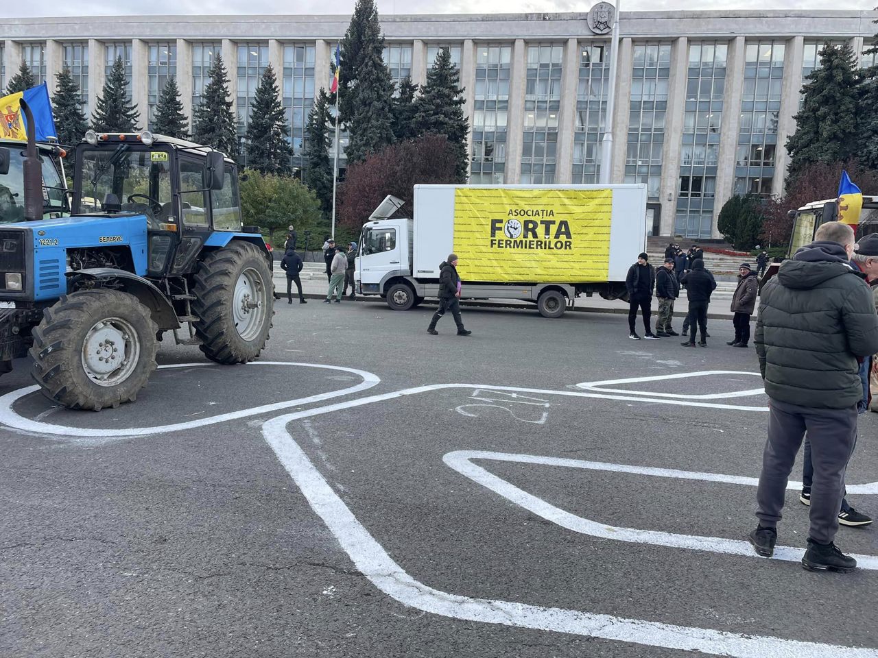 Фермеры заключили мир с правительством. Протесты прекращают, но тракторы оставляют на ПВНС