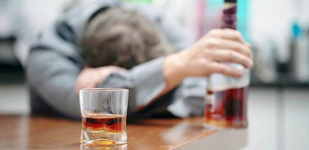 Dependența de alcool costă statul zeci de milioane de lei, iar unul din trei pacienți recidivează 