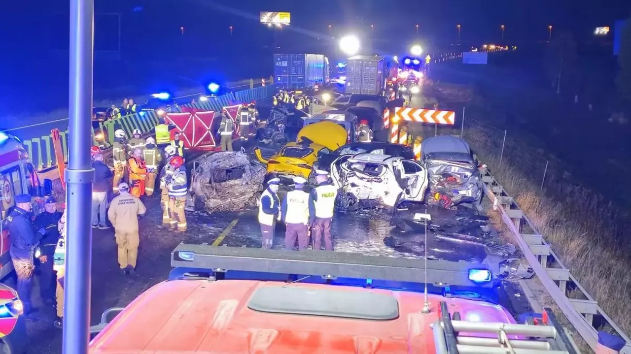 Polonia: Patru morți și 12 răniți într-un accident major în care au fost implicate peste 20 de autovehicule