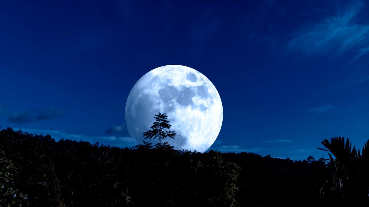 Spectacol pe cer. „Superluna Albastră” va lumina cerul Republicii Moldova pe 19 august