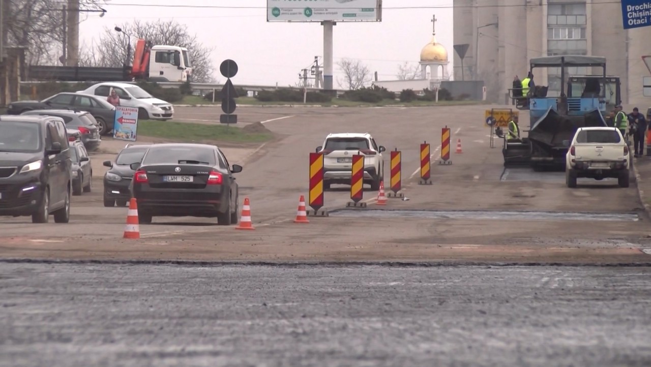 La Soroca au început lucrări de reparație la drumurile afectate de gropi. „E greu de mers, stricăm mașinile”, spun șoferii 