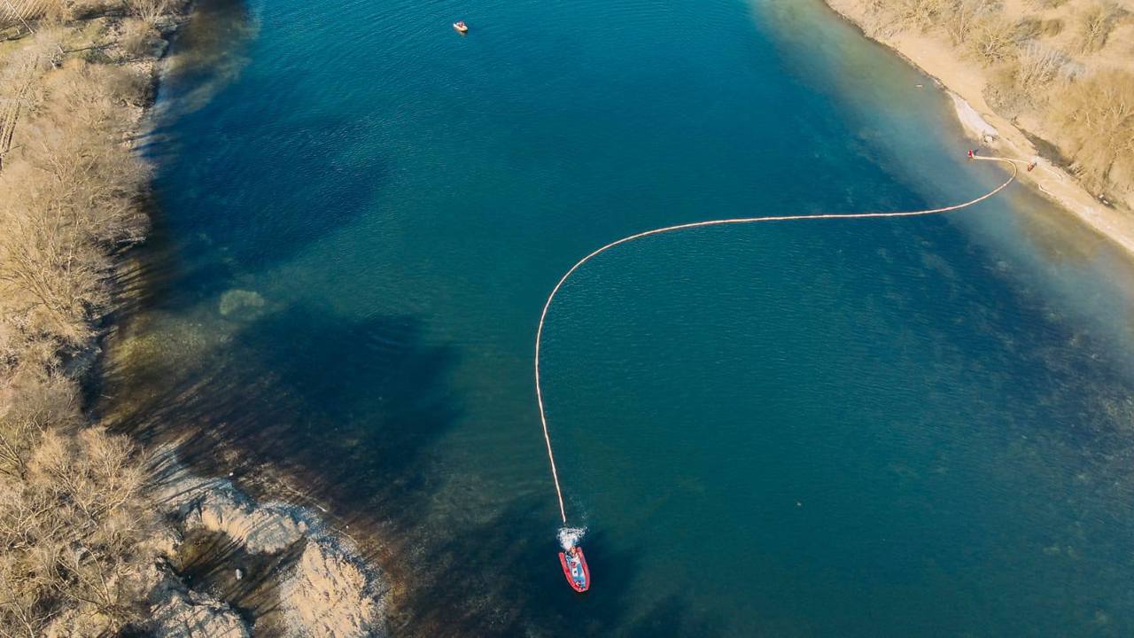 Hajder: Cantitatea de produse petroliere scurse în Nistru ar putea depăși de zeci de ori estimările inițiale