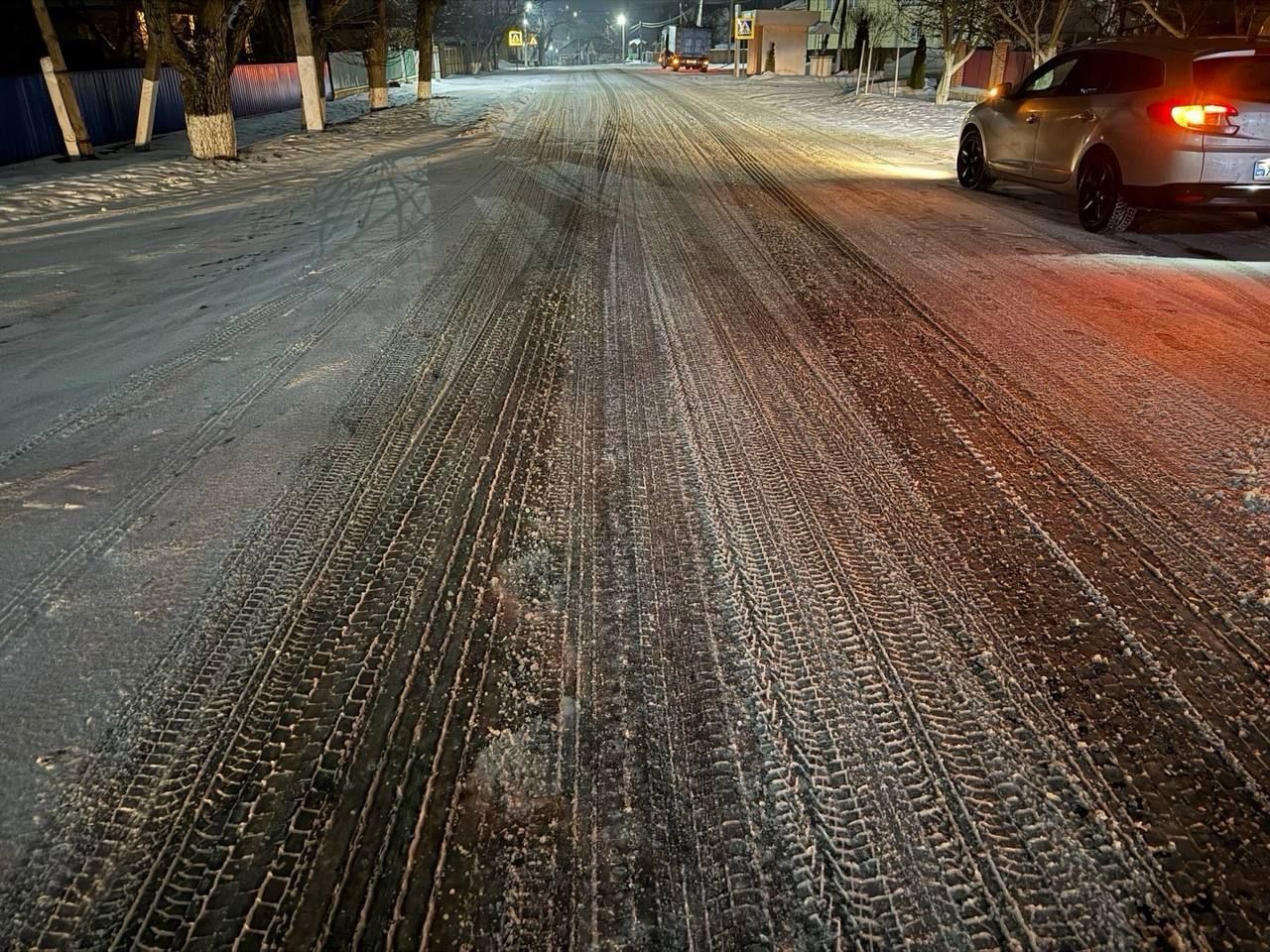 ATENȚIE! Polei pe drumuri și avarii la rețelele electrice. Autoritățile intră în regim de intervenție