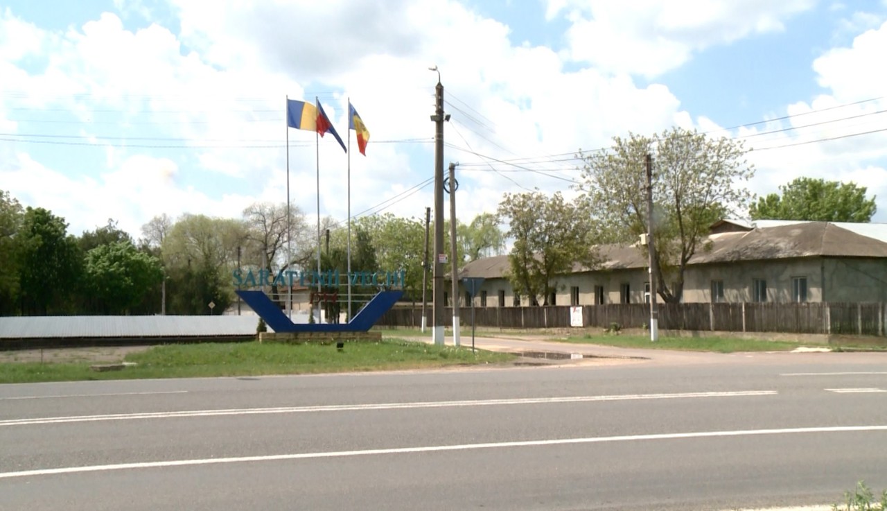Locuitorii din Sărătenii Vechi își aleg un nou primar. Sătenii doresc canalizare și drumuri renovate