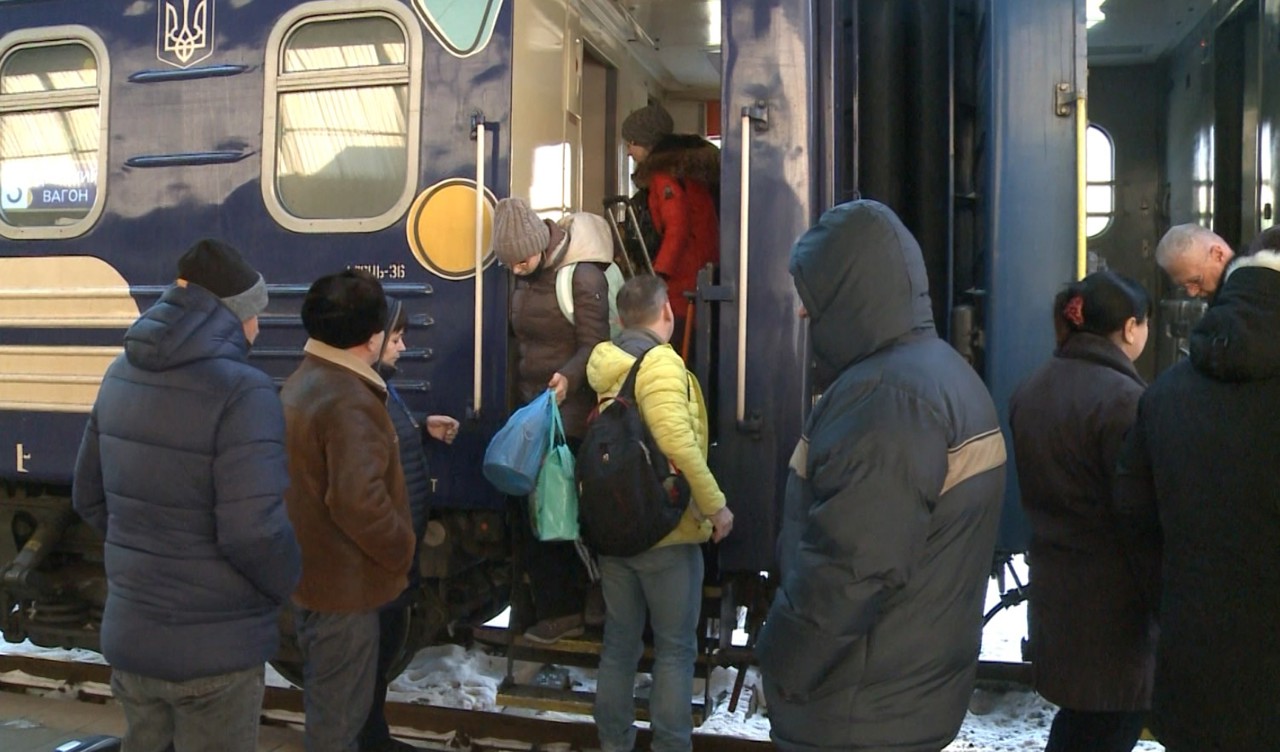 Îndură frig și dorm îmbrăcați în geci de iarnă: mărturiile ucrainenilor care ajung cu trenul la Chișinău 