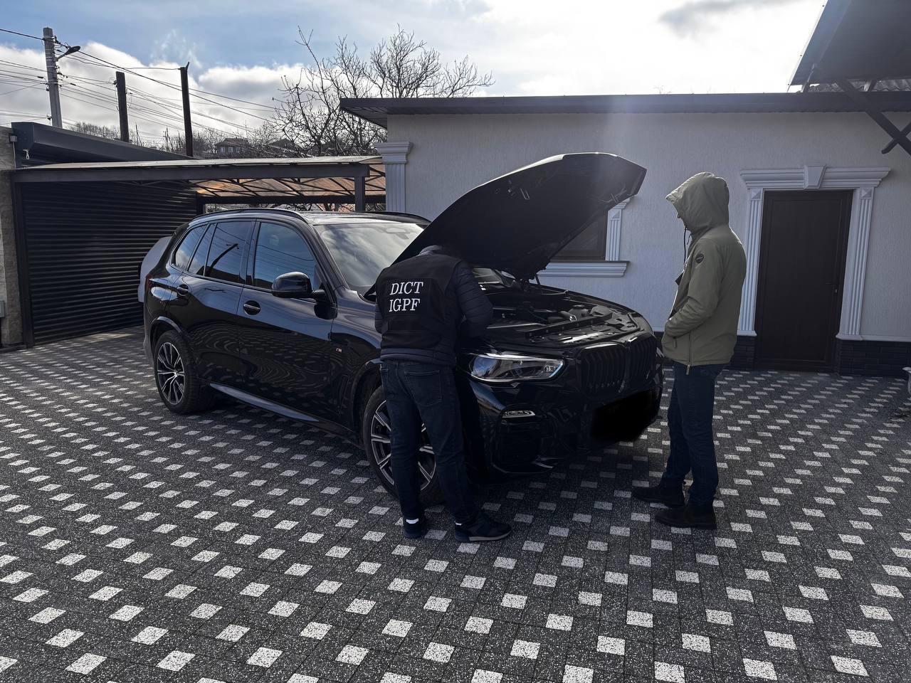 Mașini de lux sustrase de peste hotare și vândute în R. Moldova: Gruparea, destructurată de oamenii legii