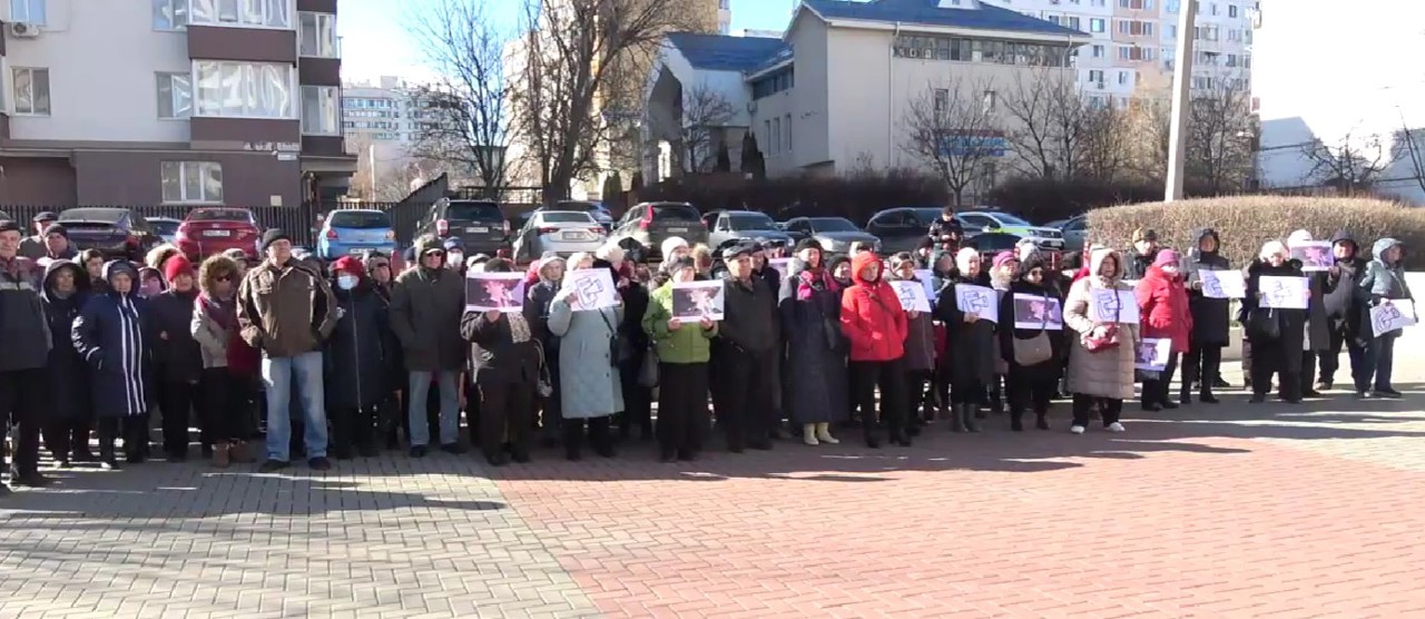 Протест у Кишинёвской апелляционной палаты во время нового слушания по делу "Илан Шор"