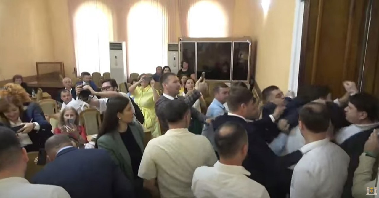 Споры и потасовка на заседании мунсовета Кишинева из-за чемпионата по кикбоксингу