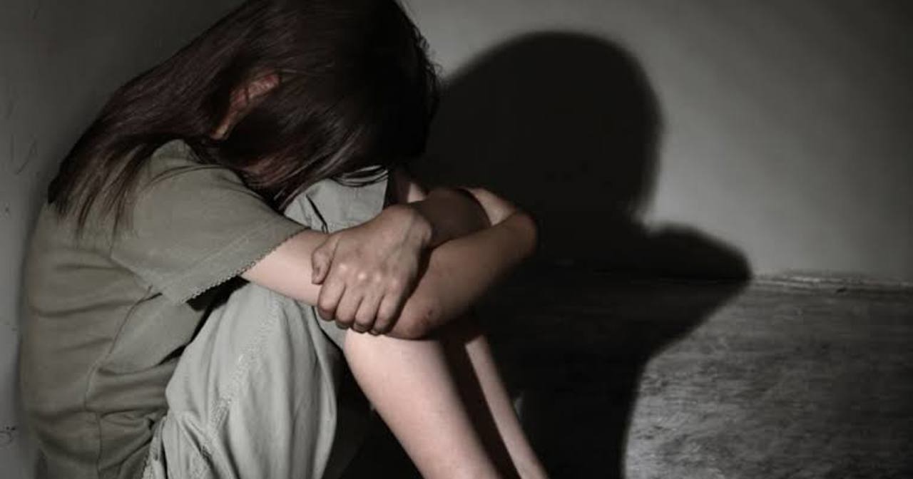 Adolescentă de 14 ani, abuzată de concubinul mamei: Bărbatul, condamnat la nouă ani de închisoare