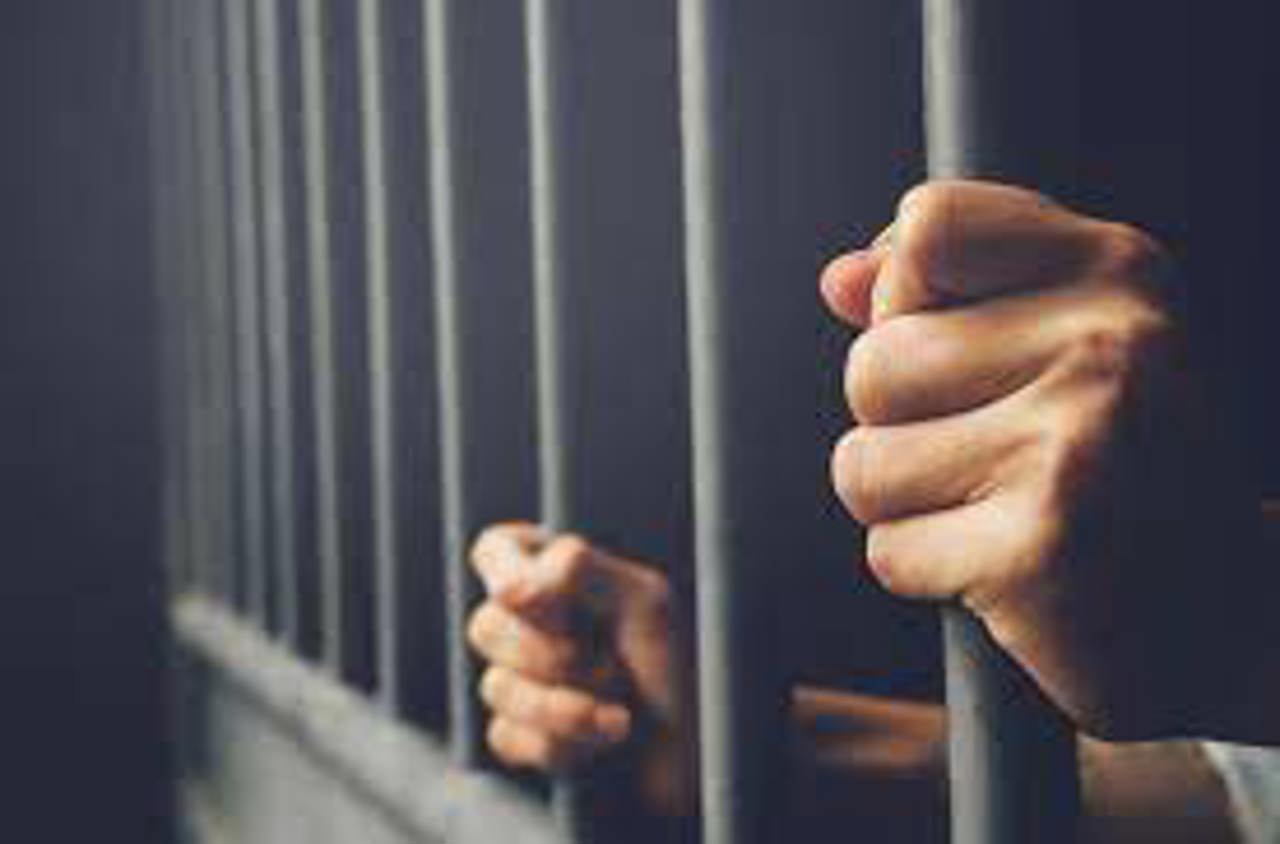 Opt persoane condamnate la închisoare pentru contrabandă cu mărfuri din Ucraina