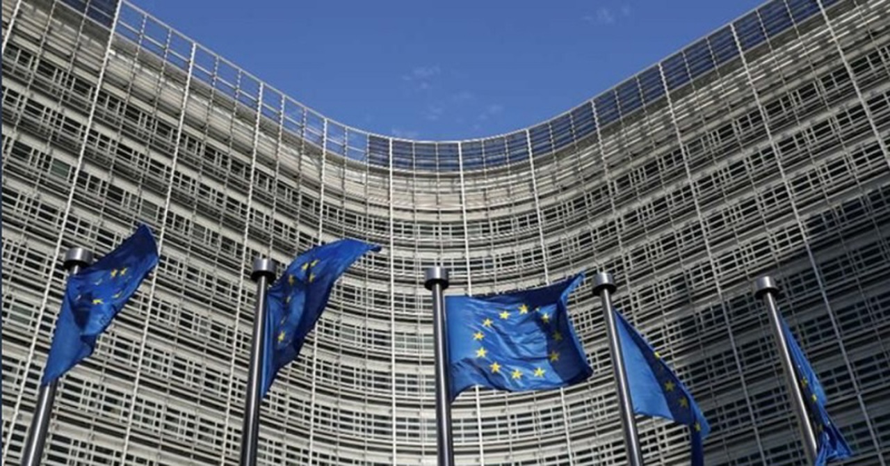 EU recommends accession talks with Moldova, Ukraine