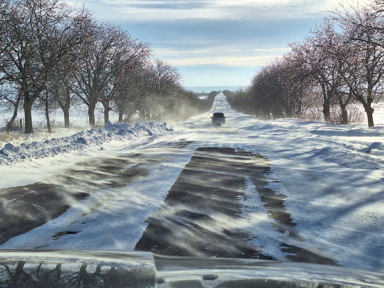 Curse auto au fost anulate în sudul țării din cauza ninsorii. Șoferii se plâng de lipsa antiderapantului