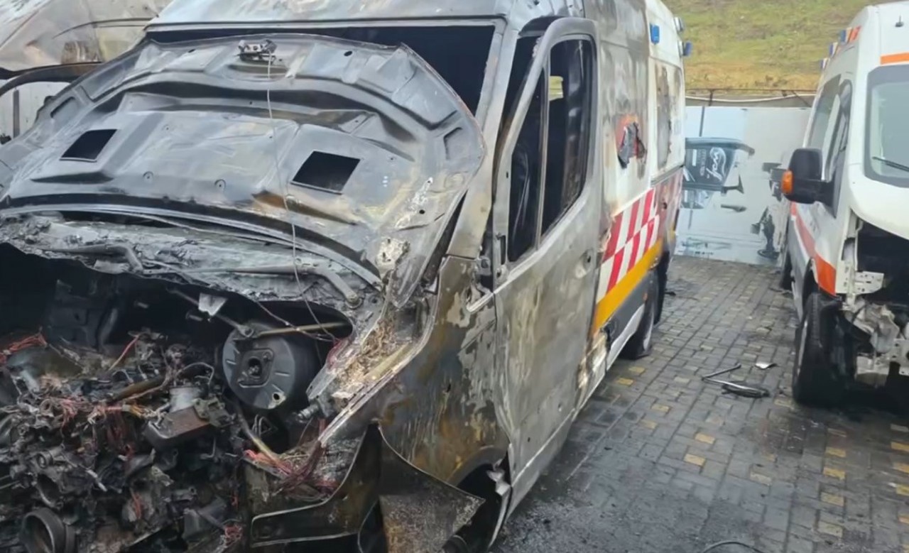 Пожар на стоянке автосервиса в столице: повреждены микроавтобус и четыре "неотложки"