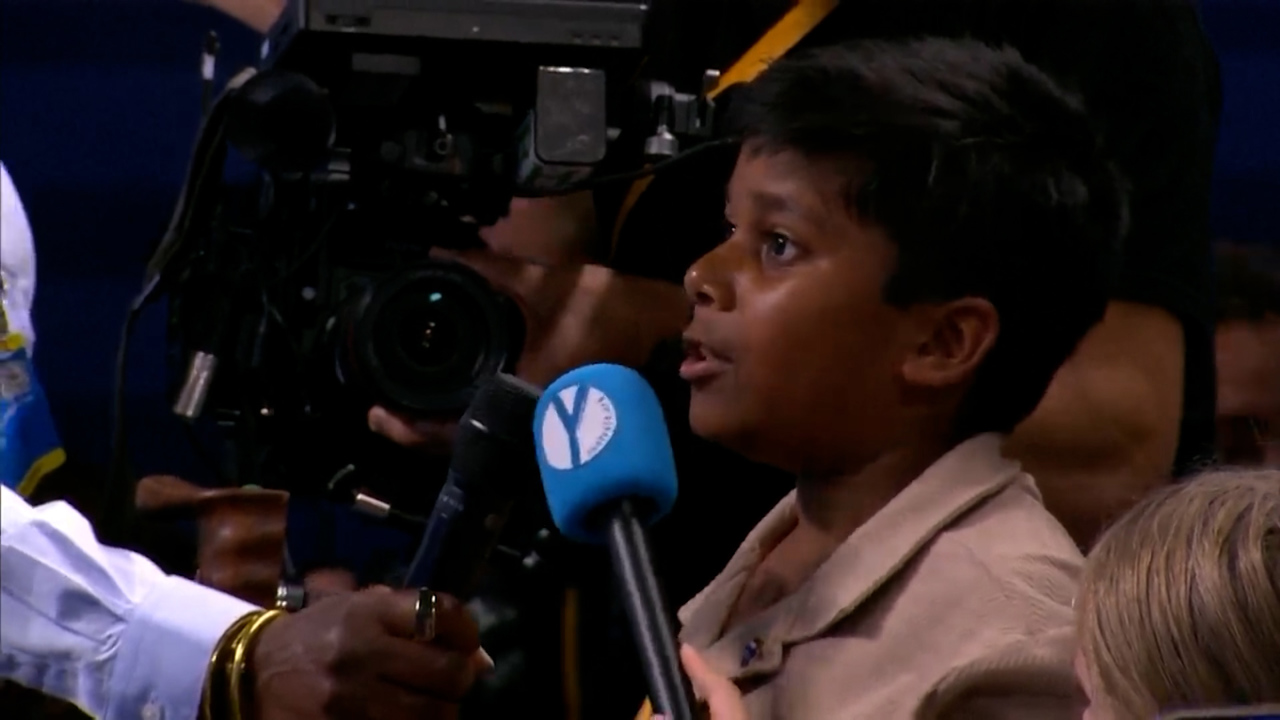 „Credeți că și noi, copiii, putem lupta pentru pace?” – întrebarea unui băiețel care l-a emoționat pe șeful NATO