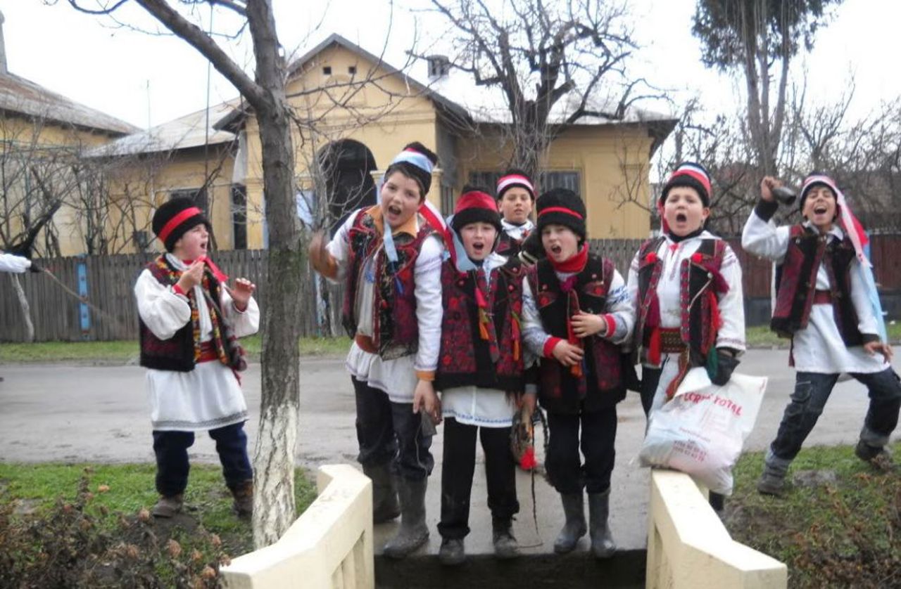 На Рождество по старому стилю по деревням до поздней ночи звучат колядки