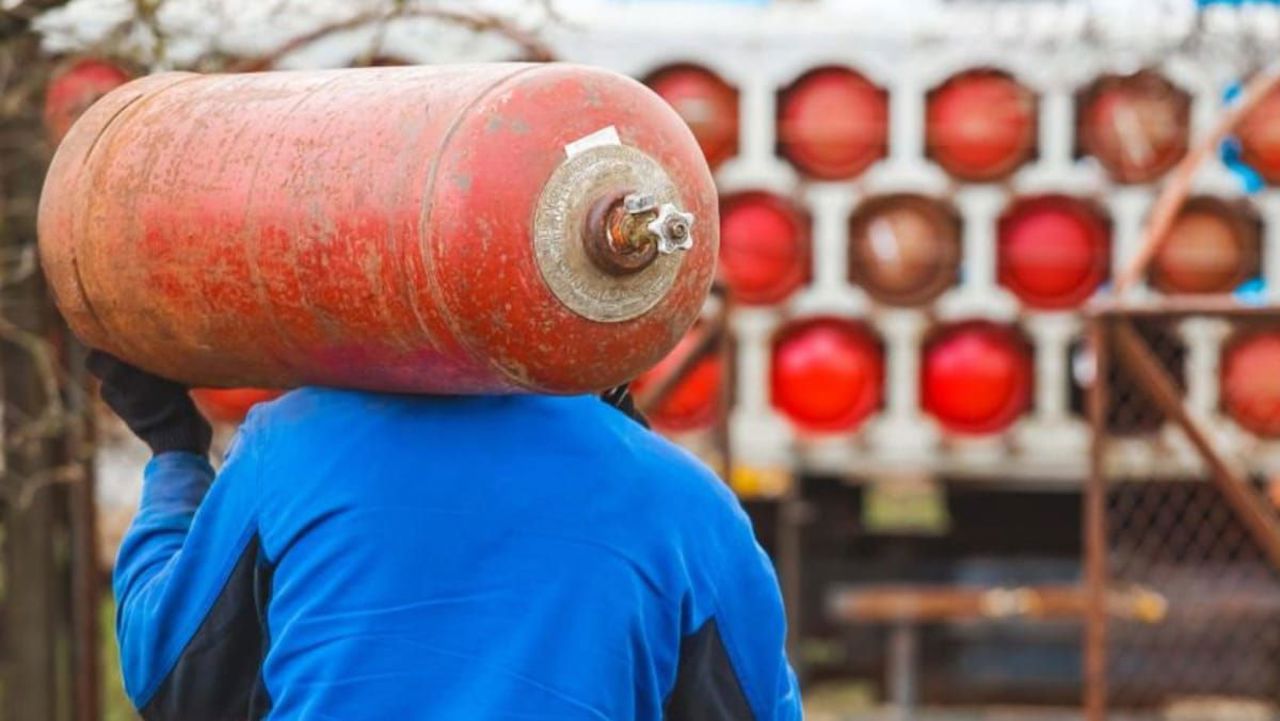 Buteliile de gaz în blocurile de locuințe și cămine, interzise oficial din noiembrie: Ce alternative au locatarii