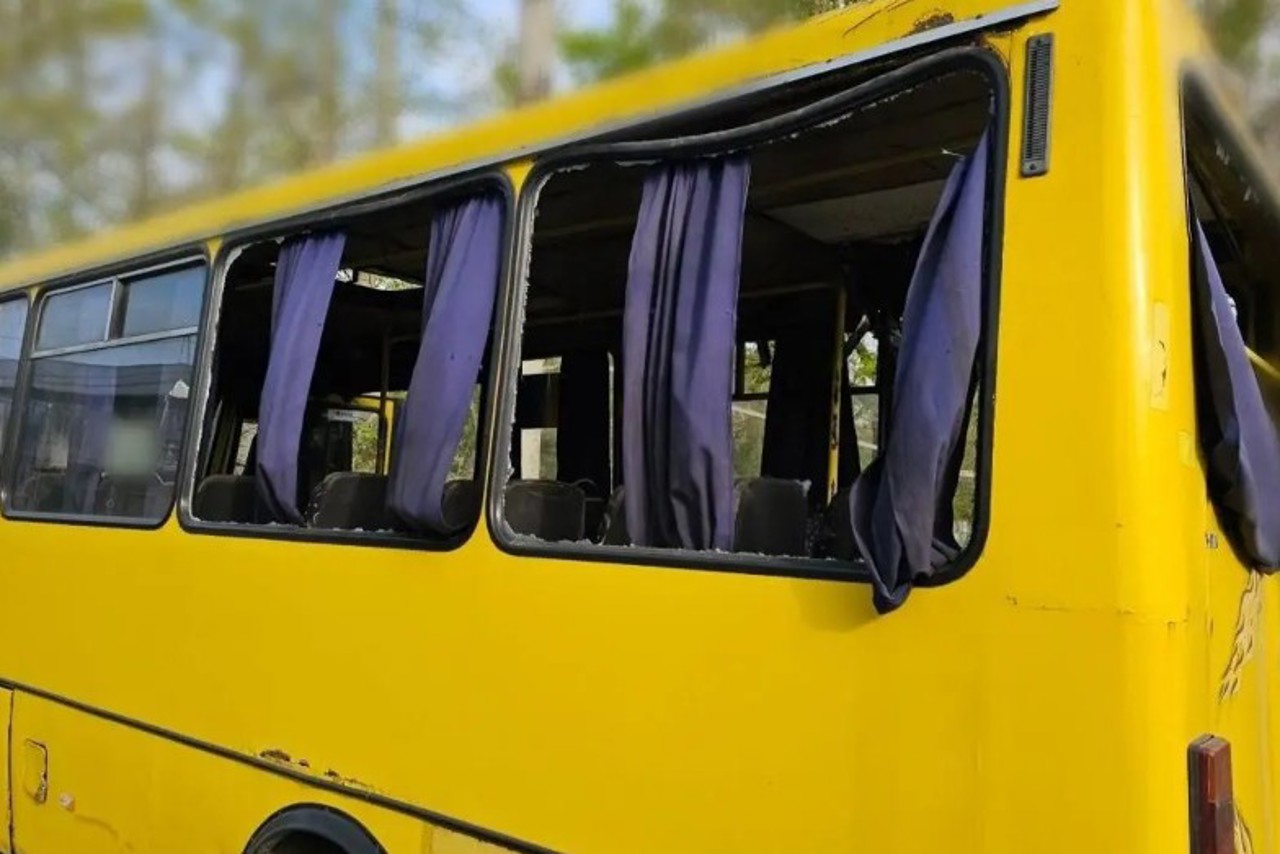 Autobuz cu civili, lovit de donă la Herson. Sunt doi morți și cel puțin șapte răniți