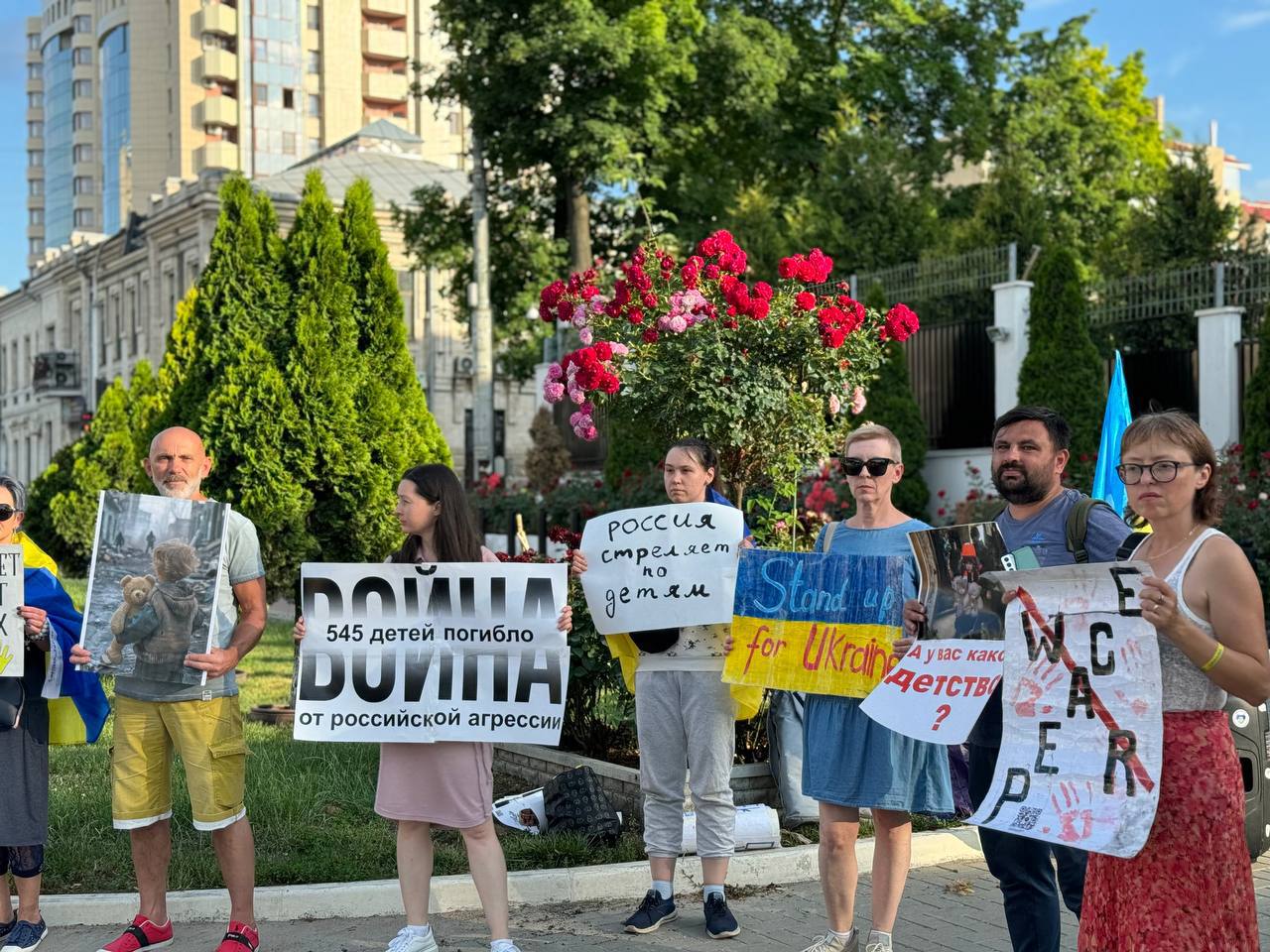 Miting în memoria copiilor uciși în războiul din Ucraina, în R. Moldova: „Rusia împușcă copii” (FOTO)