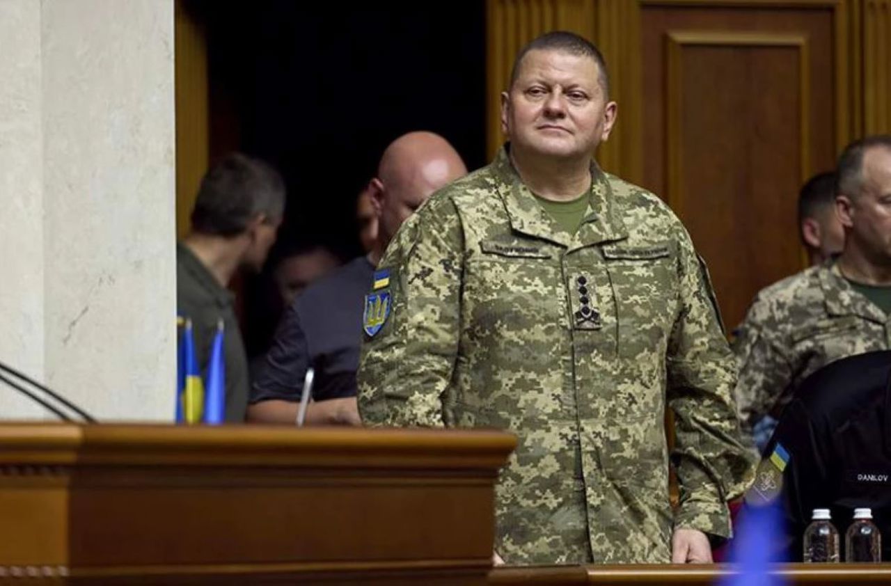 Zelenski l-a demis pe generalul Zalujnîi de la comanda forțelor armate. Funcția va fi preluată de generalul Sîrski