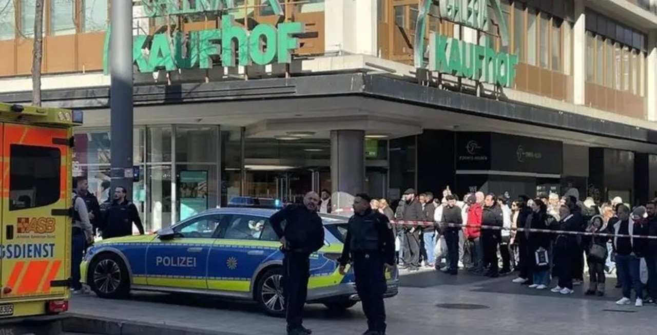 В немецком Мангейме автомобиль въехал в толпу, есть жертвы