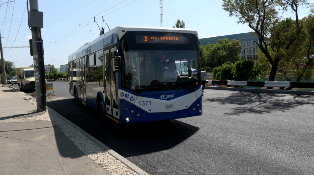 Disconfort în transportul public: doar troleibuzele noi au aer condiționat
