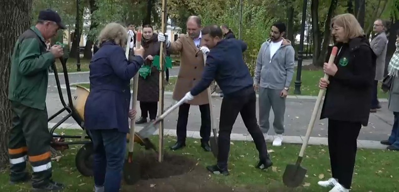 Ambasadorii acreditați la Chișinău au plantat arbori de lalea și pini de Himalaya în scuarul Catedralei Mitropolitane