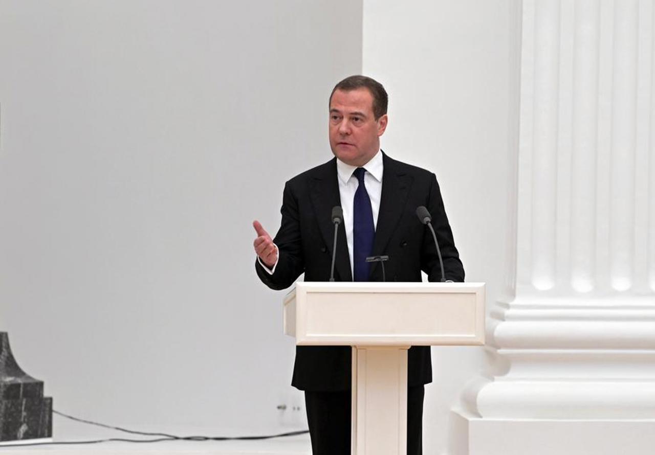 Russia dismisses Trump's "theatrical" sanctions ultimatum