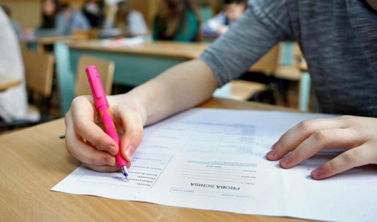 Nota 10 din oficiu la examenul de Limba română pentru elevii din școlile cu predare în limbile minorităților etnice
