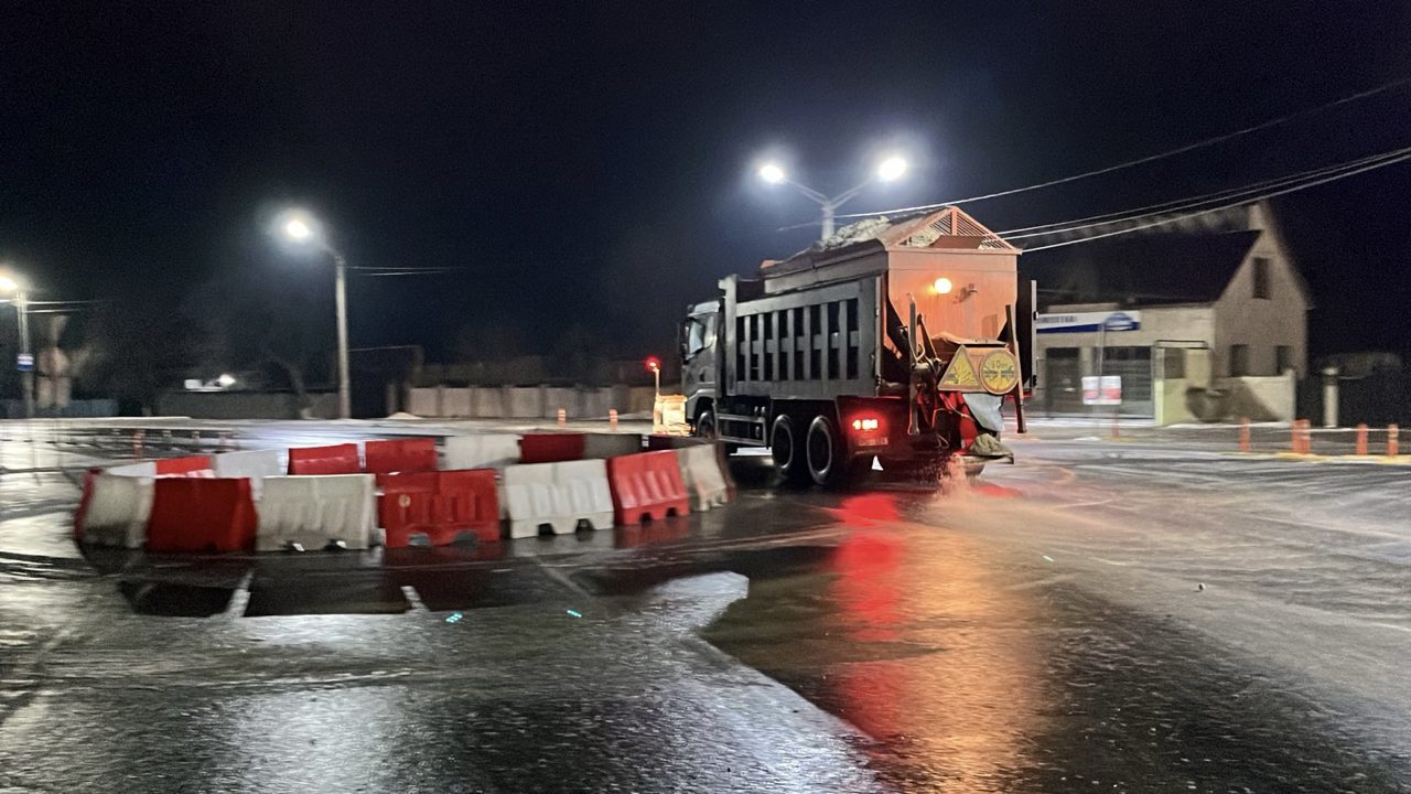 Circulație dificilă pe drumurile naționale, din cauza poleiului și ghețușului