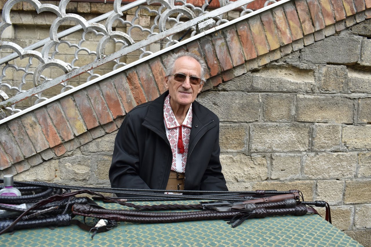 Meșterul care asigură cu chimire aproape toți artiștii din R. Moldova: De la Plăieșii, orchestrele lui Botgros și fraților Advahov până la „Joc”