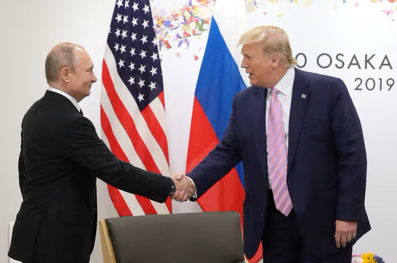 Sputnik / Russian President Vladimir Putin shakes hands with US President Donald Trump during a meeting on the sidelines of the G20 summit in Osaka, Japan, June 28, 2019