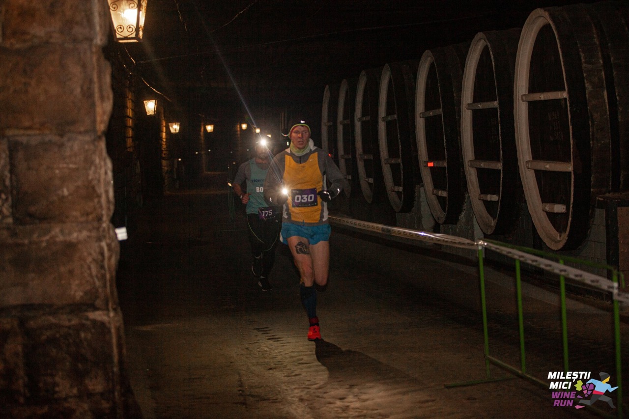 Maraton printre butoaie și colecții de vinuri: Zeci de sportivi au alergat prin cea mai mare galerie subterană din lume