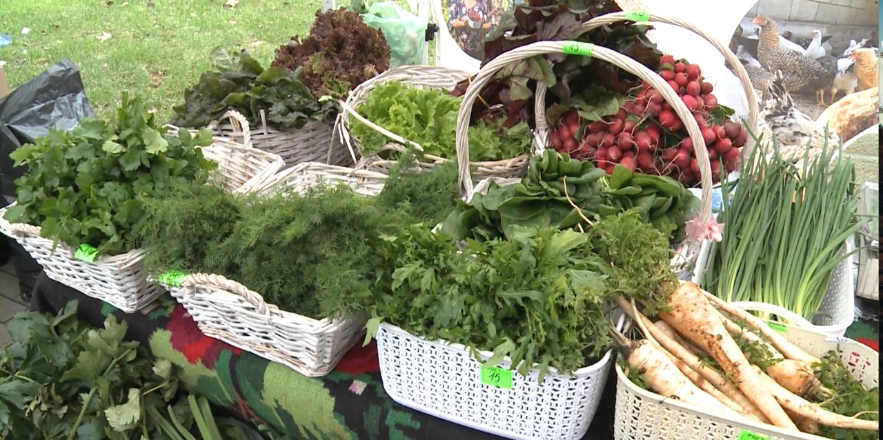 „Cumpăr BUN de-acasă” | Cumpărătorii au făcut cozi la tarabe: „Trebuie să susținem producătorii locali”