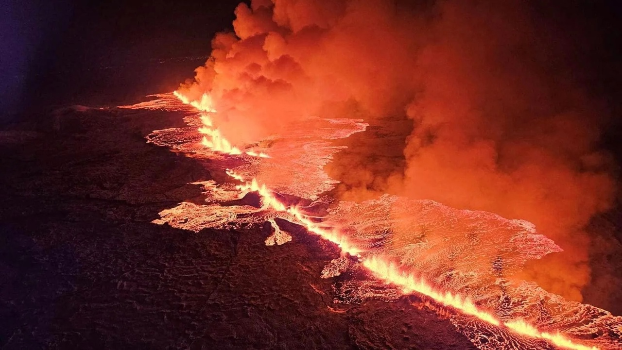 Un vulcan a erupt în apropierea unui oraș din Islanda, după săptămâni de cutremure