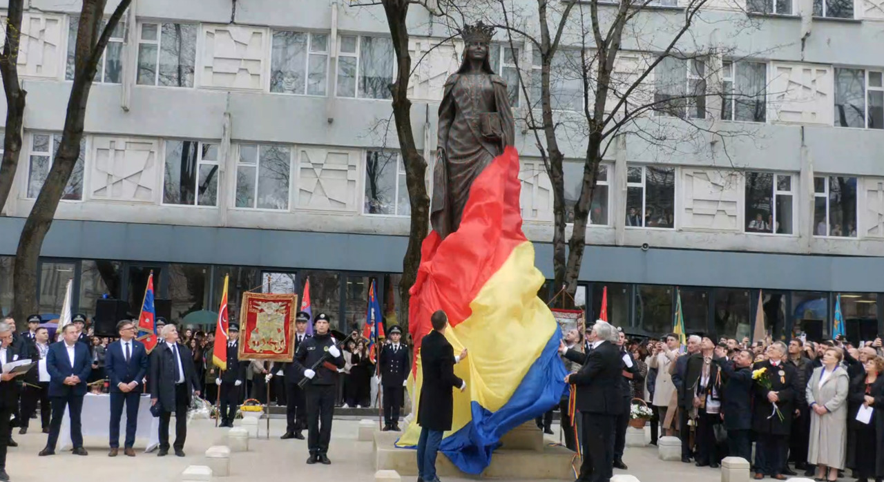 107 ani de la Unirea Basarabiei cu România: Monumentul Reginei Maria a României, inaugurat la Chișinău