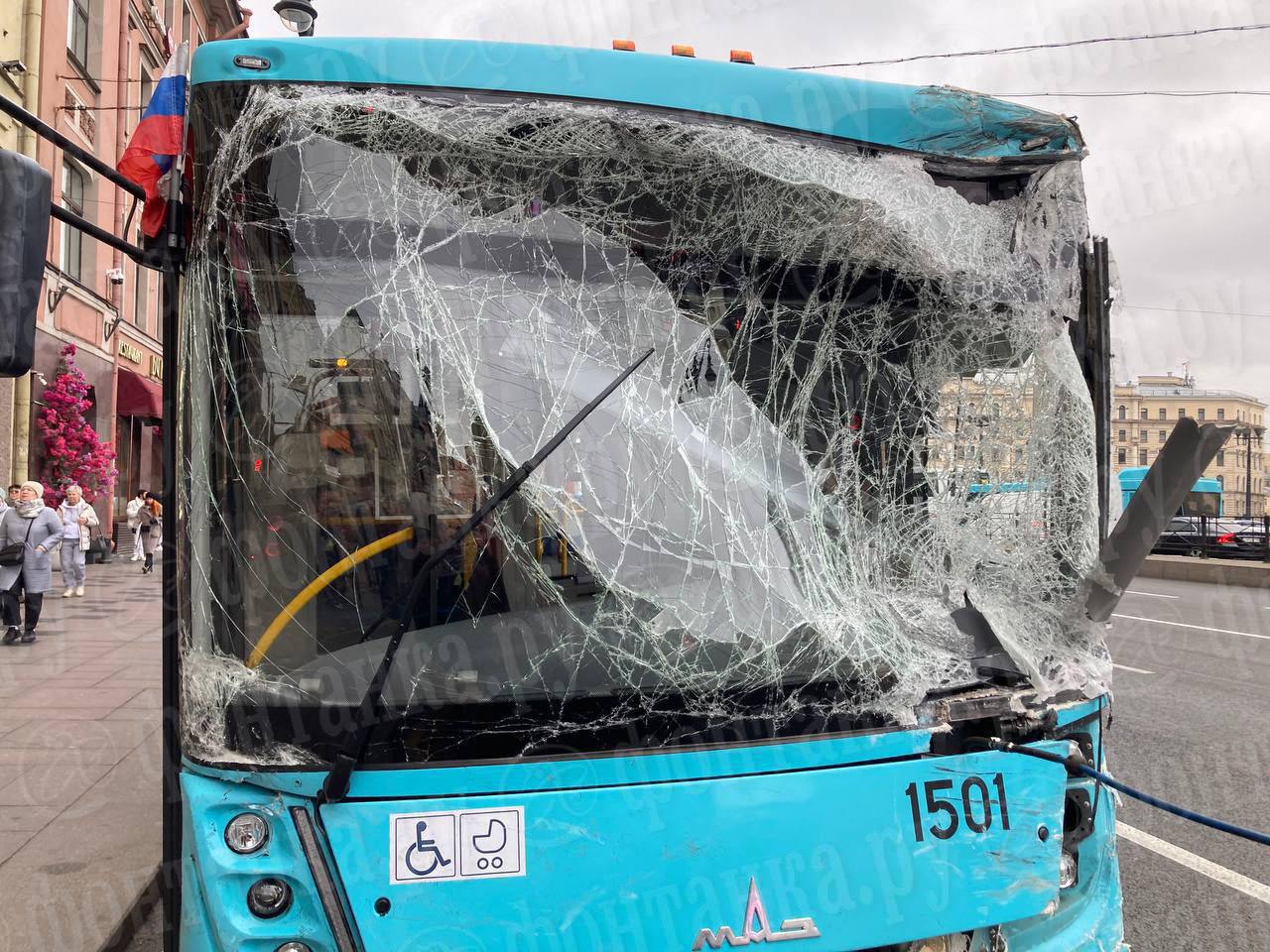 (ВИДЕО) В Санкт-Петербурге столкнулись два автобуса и два автомобиля: 25 человек пострадали