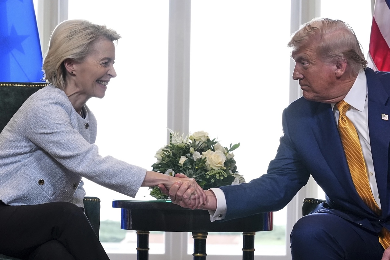 Corespondență Dan Alexe // Acord sau poruncă? În vacanța sa de golf, Trump concede taxe de 15% pentru Europa 