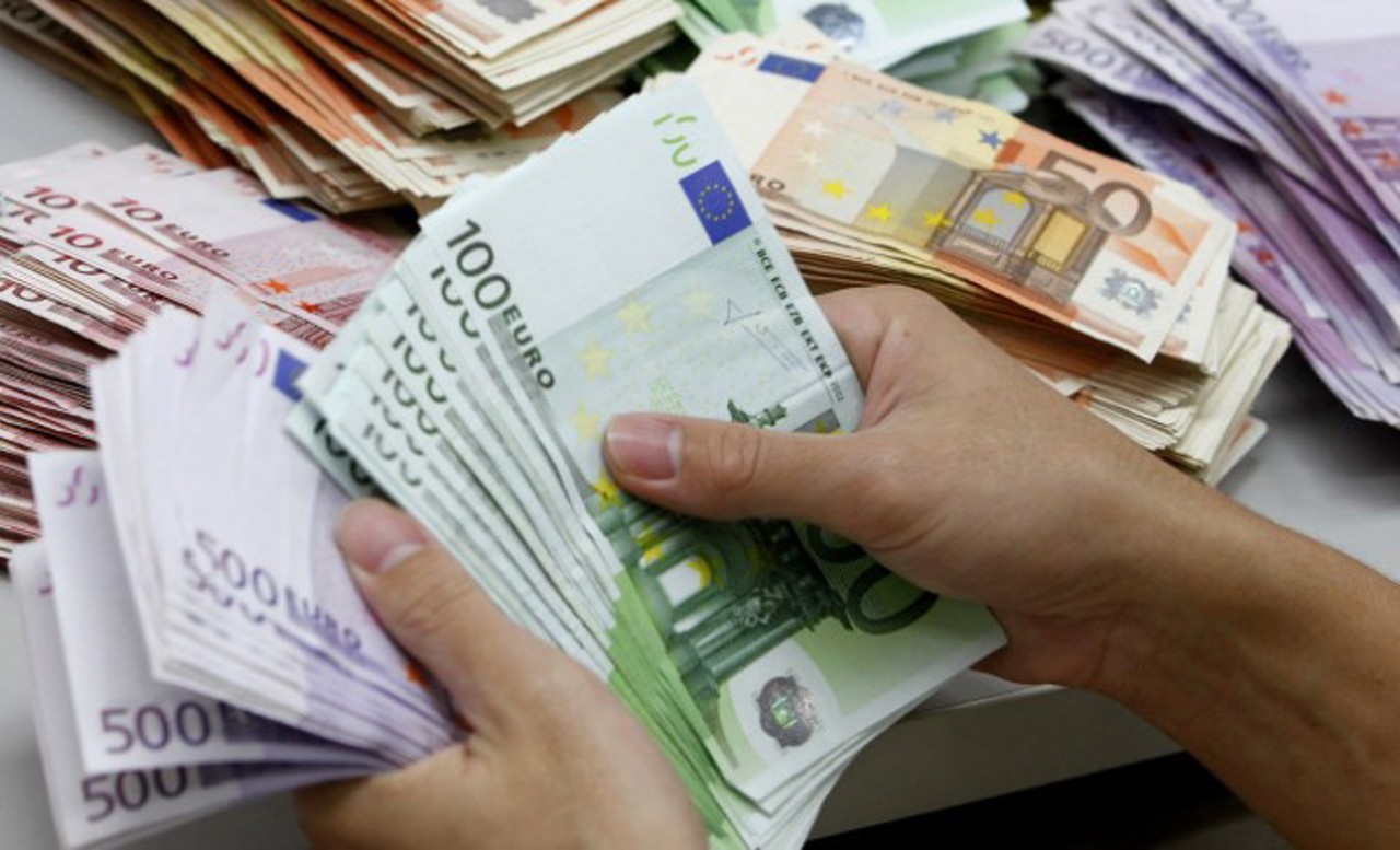 Restricțiile valutare, relaxate: Cetățenii și companiile vor putea efectua operațiuni de până la 100.000 de euro fără notificarea BNM