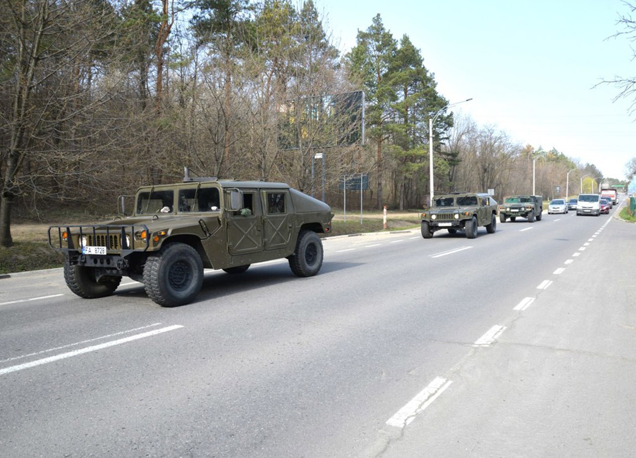 Coloane de vehicule militare se vor deplasa pe traseele din țară. Precizările Ministerului Apărării