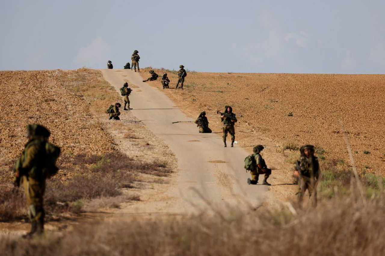 Reuters / Soldații israelieni patrulează o zonă de lângă granița Israelului cu Fâșia Gaza, în sudul Israelului, 19 octombrie 2023.