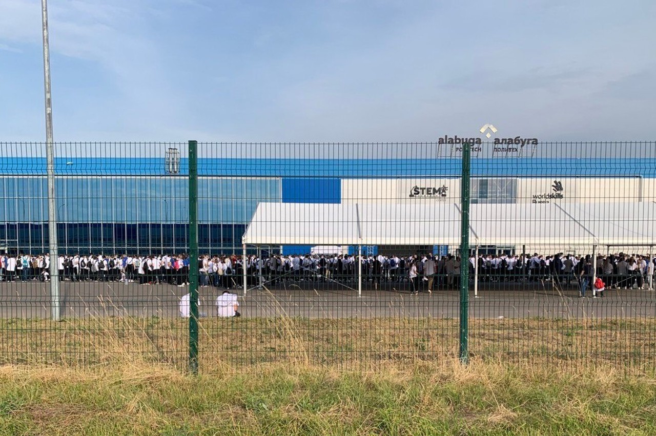 Moscova recrutează fete și băieți din Asia Centrală pentru a lucra la asamblarea dronelor folosite în războiul împotriva Ucrainei