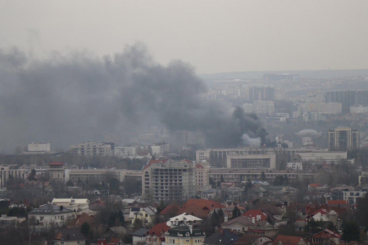 Incendiu pe strada Columna din capitală. Mai multe echipaje de pompieri, la fața locului